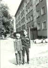71 год. Я с Сергеем Коншином из параллельного класса (очень здорово играл в футбол). На фоне четырехэтажек в Hide, где жила наша семья до переезда в Нойштадт.  
