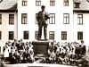 1985г. 10-й класс, Айслебен, у памятника В.И.Ленину