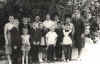 1967г. выпускники квартирной школы с родителями ( в центре-Фаина Васильевна-Любимая моя учительница)